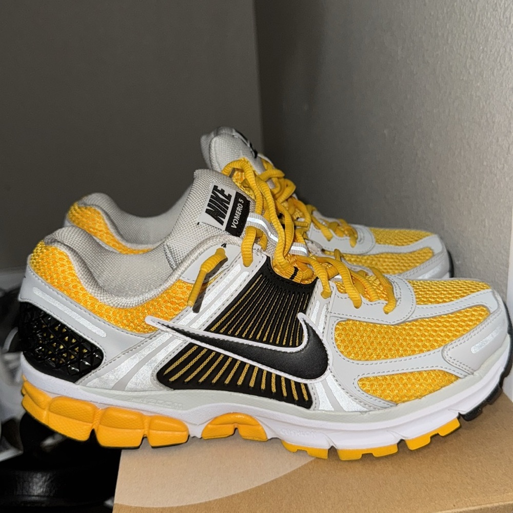 Air Zoom Vomero 5 “University Gold” - Picture 3 of 7